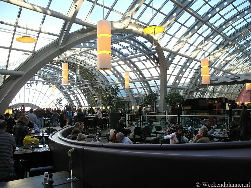 Het restaurant op het dak van het warenhuis KaDeWe. Het restaurant heeft een prachtig glazen dak en je hebt er een mooi uitzicht over Berlijn. Foto's van de winkels en winkelstraten van Berlijn.