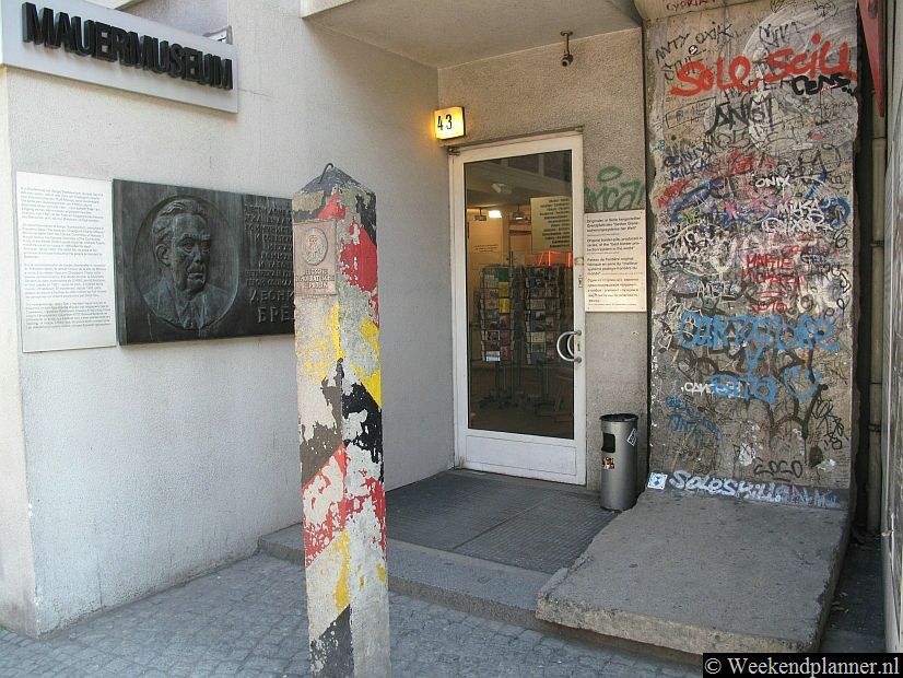 Het Mauer Museum (Museum Haus am Checkpoint Charlie) is een museum uit de tijd dat de muur Berlijn nog verdeelde. In het museum zie je o.a. manieren waarop sommigen toch de grens overkwamen. Adres: Bij Checkpoint Charley, Friedrichstrasse 43, Mitte. Tips: De attracties van de Friedrichstrasse in Mitte.