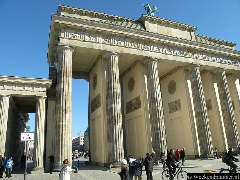 De Brandenburger Tor ligt aan het plein Pariser Platz.  Vanaf de Brandenburger Tor loop je de wijk Mitte binnen. In Mitte zijn de meeste musea en bezienswaardigheden in Berlijn.  Het Rijksdaggebouw ligt maar een paar honderd meter van de Brandenburger Tor.  Fotos van een bezoek aan Berlijn Mitte.