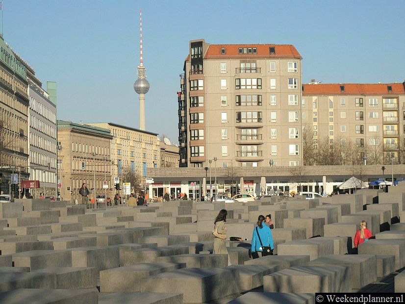 Het Holocaust Monument ter herdenking van de vermoorde joden in Europa ligt vlakbij de Brandenburger Tor in de wijk Mitte.  Tips: Gratis bezienswaardigheden in Berlijn.