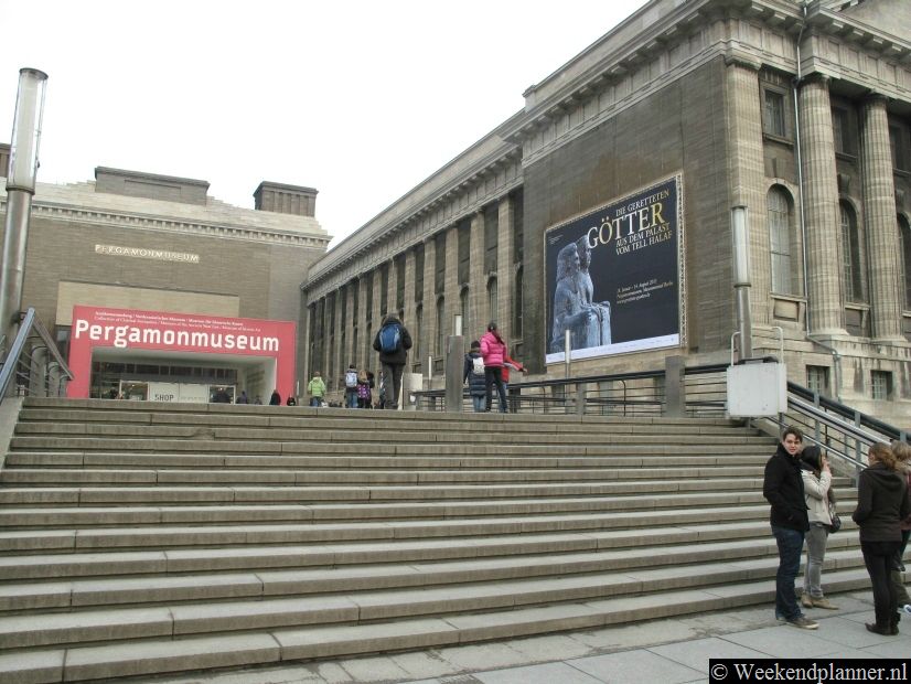 Aan de boulevard ligt Unter den Linden het Museuminsel. Hier vind je vijf wereldmusea bij elkaar. Het Perganonmuseum is het druk bezochte archeologiemuseum in Berlijn. Beroemd is o.a. het grote altaar van Pergamon dat hier staat. Foto's van een bezoek aan het Museumsinsel .
