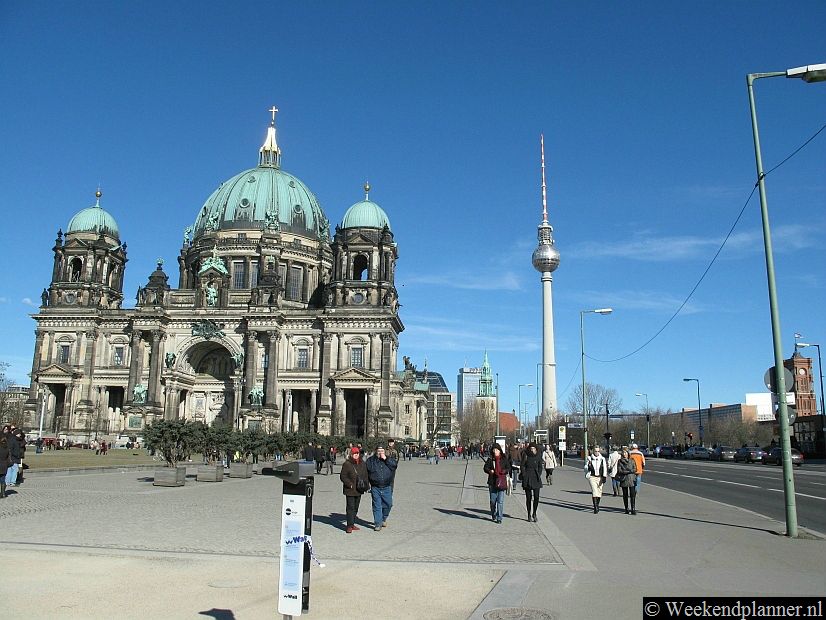 Het Museumsinsel is door de UNESCO tot werelderfgoed verklaard. De Berliner Dom ligt ook op dit eiland. Op de foto zie je de Berliner Dom en boulevard Unter den Linden. Tips: De attracties aan boulevard Unter den Linden.