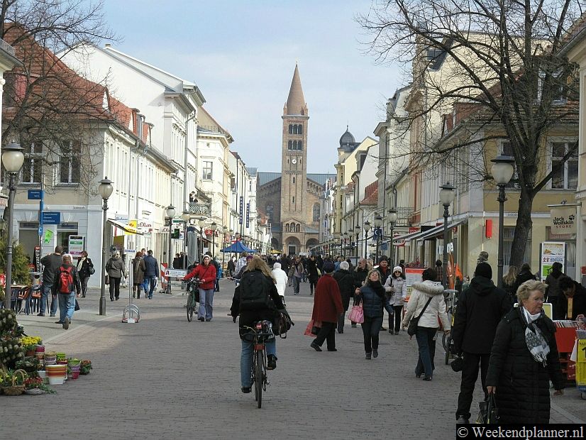De belangrijkste winkelstraat van Potsdam is de Brandenburger Straße. De kerk op de achtergrond heeft een wat Nederlandse uitstraling. Dat kan kloppen. De Hollandse wijk begint achter de kerk. Tips: Overnachten in het centrum van Potsdam.