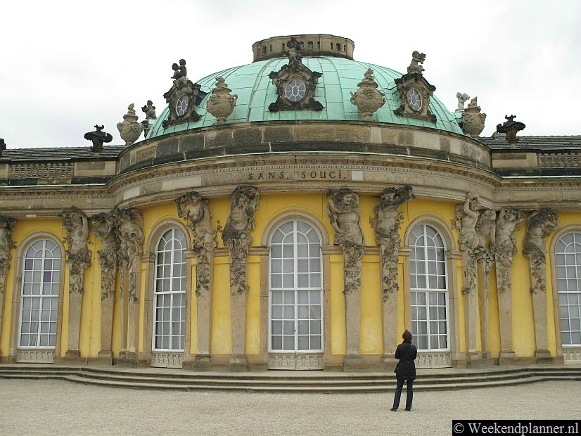 Het Sanssouci Park met het paleis van van Frederik de Grote ligt op loopafstand van de binnenstad van Potsdam. Tips: De attracties van Potsdam.