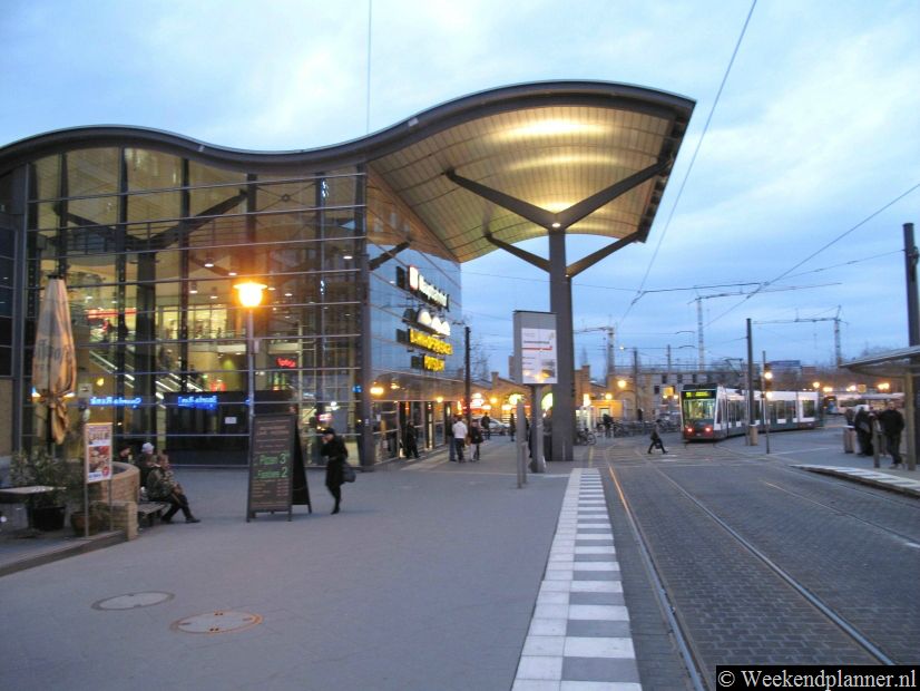 Dit is het station van Potsdam. Met de S-Bahn reis je in ongeveer een half uur naar Berlin-Alexanderplatz, Hauptbahnhof en station Zoologischer Garten. Als je een OV dagkaart hebt voor Berlijn met zone C dan kun je die in Potsdam gebruiken. Potsdam is zone C. Tips: Vervoer tussen Berlijn en Potsdam.