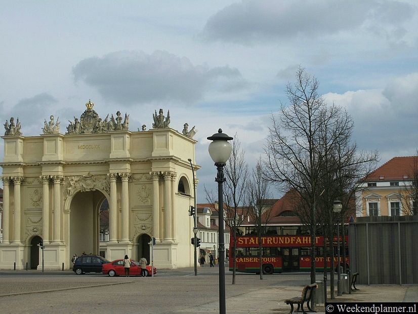 Vlakbij het station van Postdam is het paleis en het filmmuseum maar voor de andere attracties van Potsdam moet je ongeveer een half uur lopen. Op het station kun je fietsen huren en er zijn trams en bussen naar het centrum. Tips: Vervoer tussen Berlijn en Potsdam.