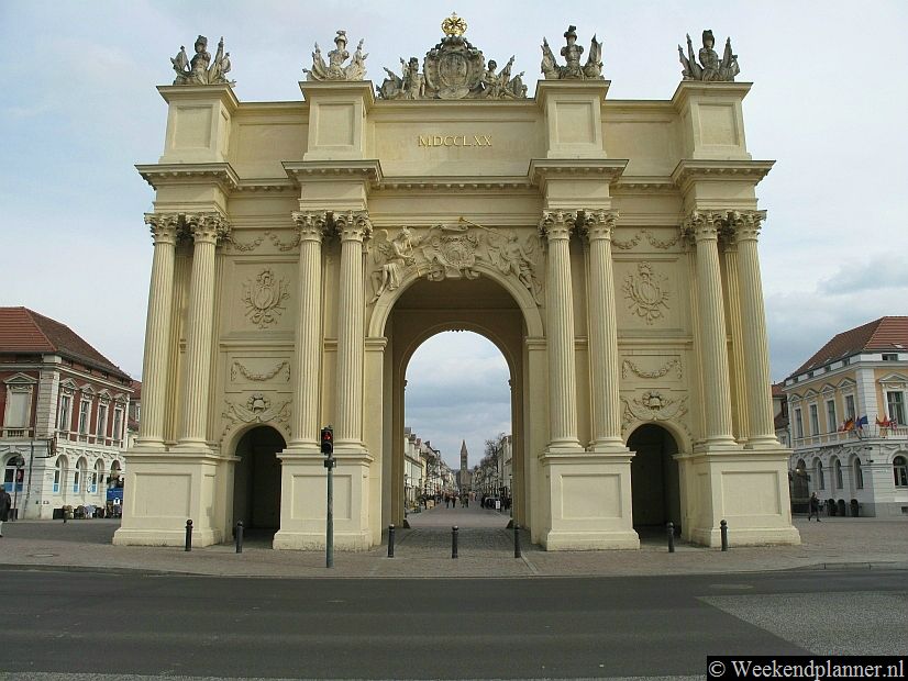 Potsdam heeft een prachtig historisch centrum met veel bezienswaardigheden. Op de foto zie je de Branderburger Tor van Potsdam. Achter de poort is de winkelstraat Brandenburger Straße. Tips: De attracties van Potsdam.