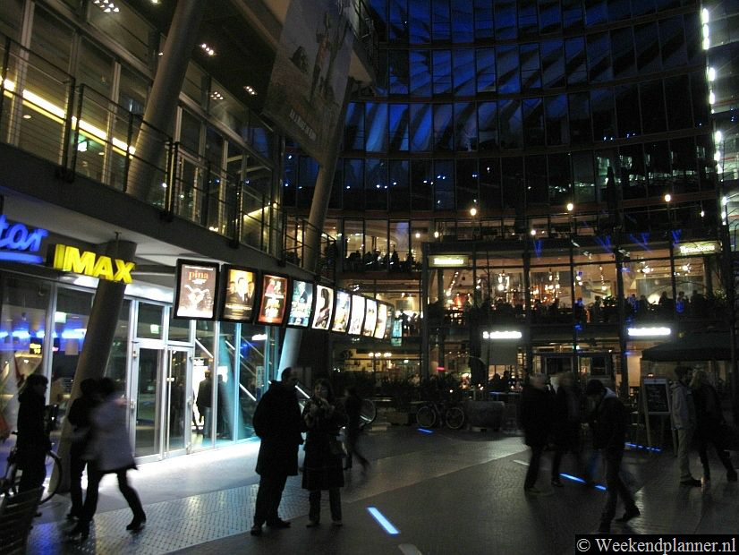 In het Sony-Center zijn twee IMAX theaters waarvan er één Engelstalige films ook in het Engels vertoond. Dus geen nasynchronisatie.  Tips: Uitgaan en shoppen aan de Potsdamer Platz..