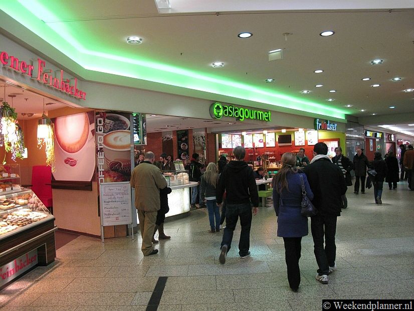 In de kelder van het winkelcentrum is een Foodcorner waar je redelijk goedkoop kunt eten. Foto's van de winkelcentra en markten van Berlijn.
