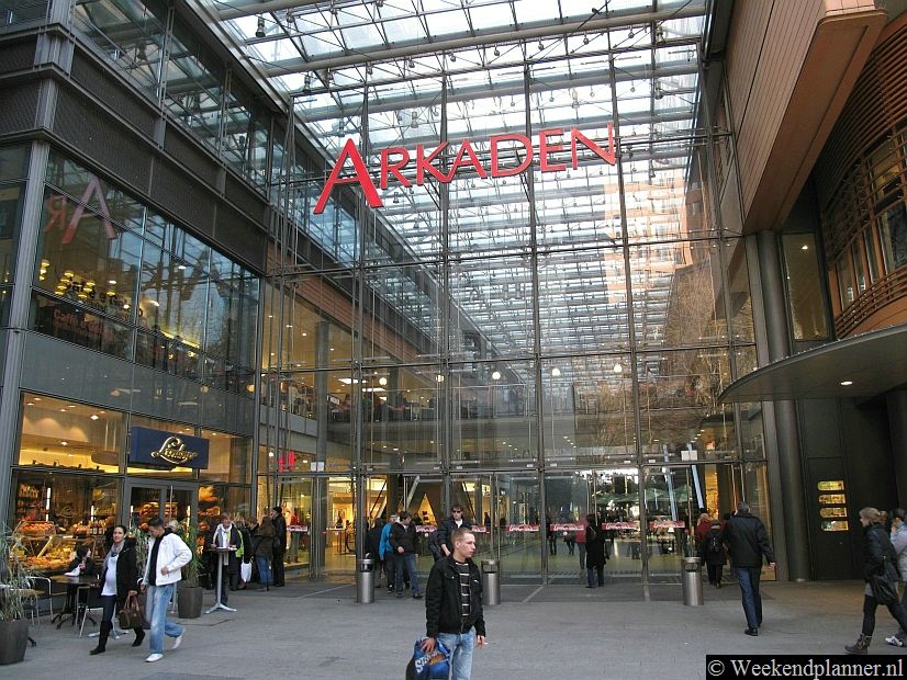 Het warenhuis op de Potsdamer Platz is gebouwd met veel glas. Het is geen groot winkelcentrum maar er zijn leuke winkels en in en rond het gebouw zijn veel restaurants.   Tips: Shoppen in Berlijn..