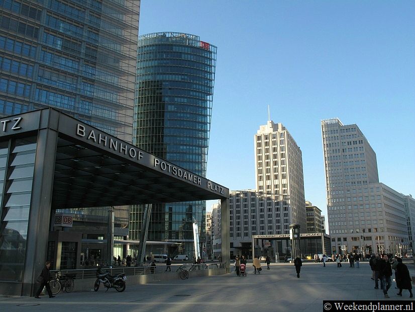 De Potsdamer Platz is een groot en bijzonder plein in het centrum van Berlijn. In WOII is het plein verwoest en daarna liep de muur over het plein. Pas na de val van de muur werd de Potsdamer Platz bebouwd. Tips: Uitgaan en shoppen aan de Potsdamer Platz..
