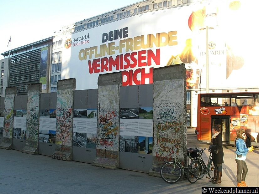 De muur liep in de tijd van de DDR over het in WOII verwoestte plein. De plaats waar de muur stond is hier en daar in de straat aangegeven. Er staan nog een paar stukjes van de muur als monument.  Foto's van attracties in West-Berlijn.