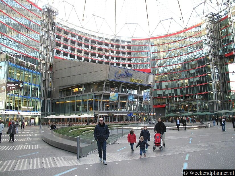 De Potsdamer Platz is een plaats waar je kunt uitgaan en winkelen.  Tips: Uitgaan en shoppen aan de Potsdamer Platz..