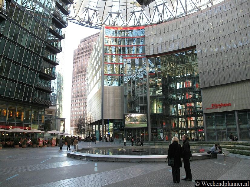 Het Sony Gebouw bij daglicht. Het is een open gebouw maar zelfs in de winter is de temperatuur aangenaam.  Foto's van attracties in West-Berlijn.