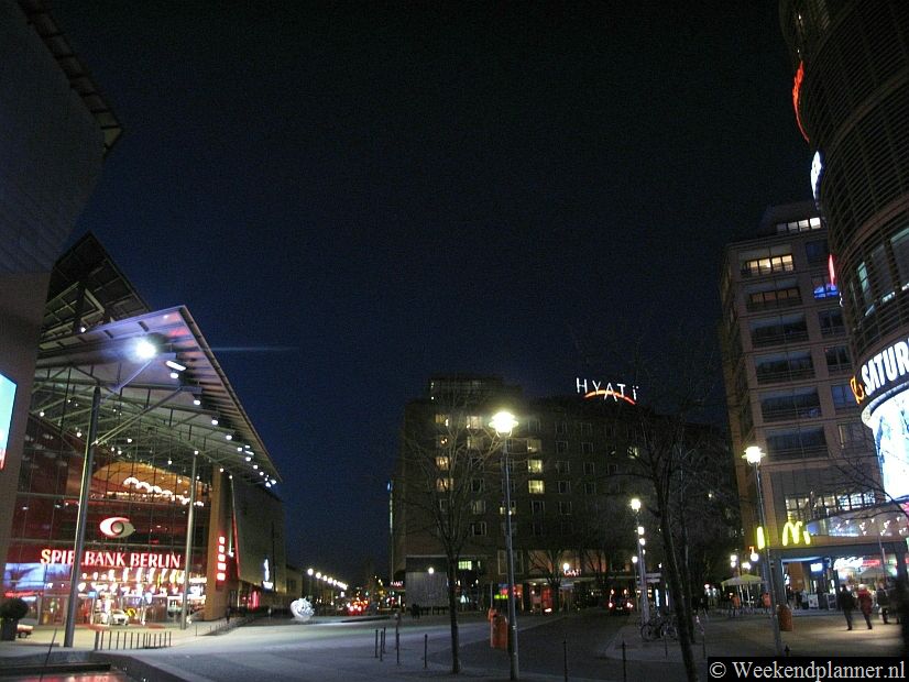 Rond de Potsdamer Platz kun je goed uitgaan. Zo is er een casino, een theater, heel veel restaurants en natuurlijk voor ons de bioscoop met de niet-nagesynchroniseerde films.  Tips: Uitgaan en shoppen aan de Potsdamer Platz..