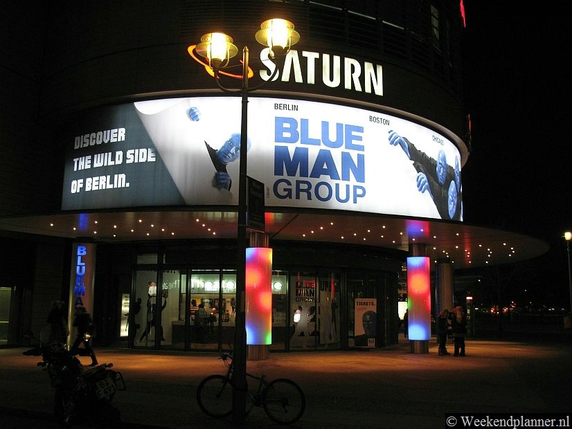 In het Theater am Potsdamer Platz kun je al meer dan tien jaar de drie blauwe mannen van de Blue Man Group zien optreden. Het is een optreden zonder woorden maar met veel papier, percussie en rockmuziek.  Tips: Uitgaan en shoppen aan de Potsdamer Platz..