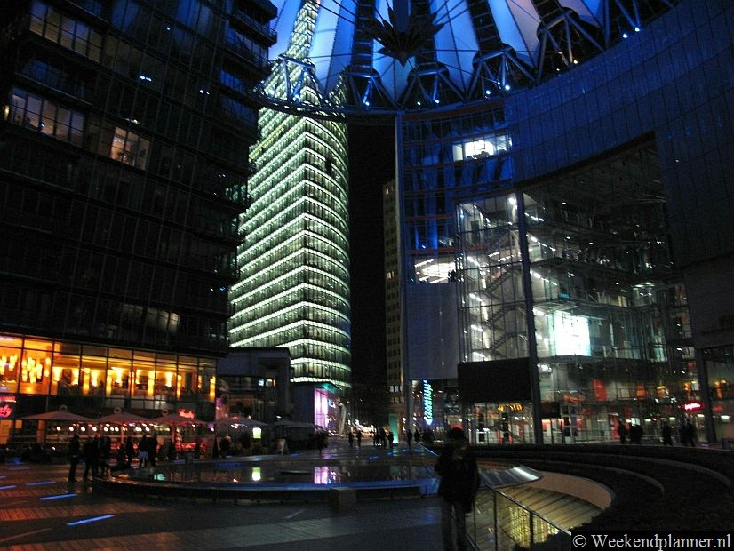 In het bijzondere Sony Gebouw zijn restaurants en een bioscoop waar ze Engelstalige films vertonen. Het dak van zeildoek is in de avond prachtig verlicht. Het is echt een plaats om uit te gaan.   Tips: Uitgaan en shoppen aan de Potsdamer Platz..