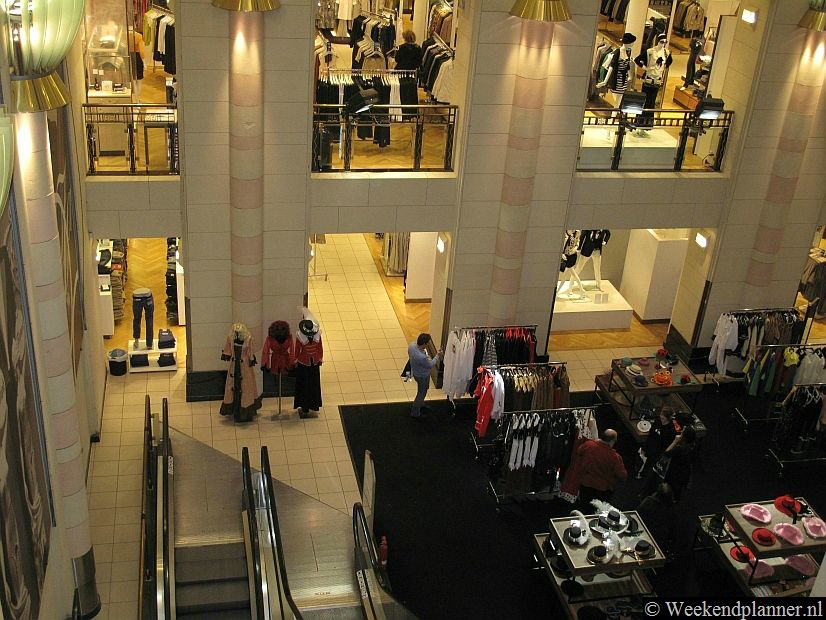 In het warenhuis KaDeWe worden meer dan 380.000 producten verkocht.  Tip: Het warenhuis Kaufhaus des Westens.