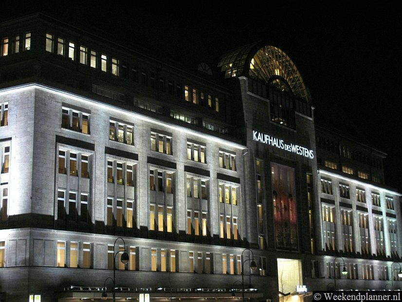 Het  Kaufhaus des Westens (KaDeWe) is na Harrods het grootste warenhuis van Europa. Tip: Het warenhuis Kaufhaus des Westens.