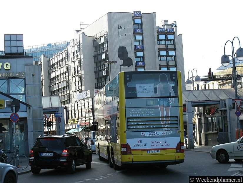 Bij Bahnhof Zoo is een groot hostel. Vroeger was Bahnhof Zoo berucht maar dat is voorbij. Vanaf het station vertrekken nu alleen regionale treinen. Als je met de trein naar Berlijn gaat kom je op een nieuw station in de buurt van de Reichstag uit. Tips: De hotels en hostels van  Berlijn.