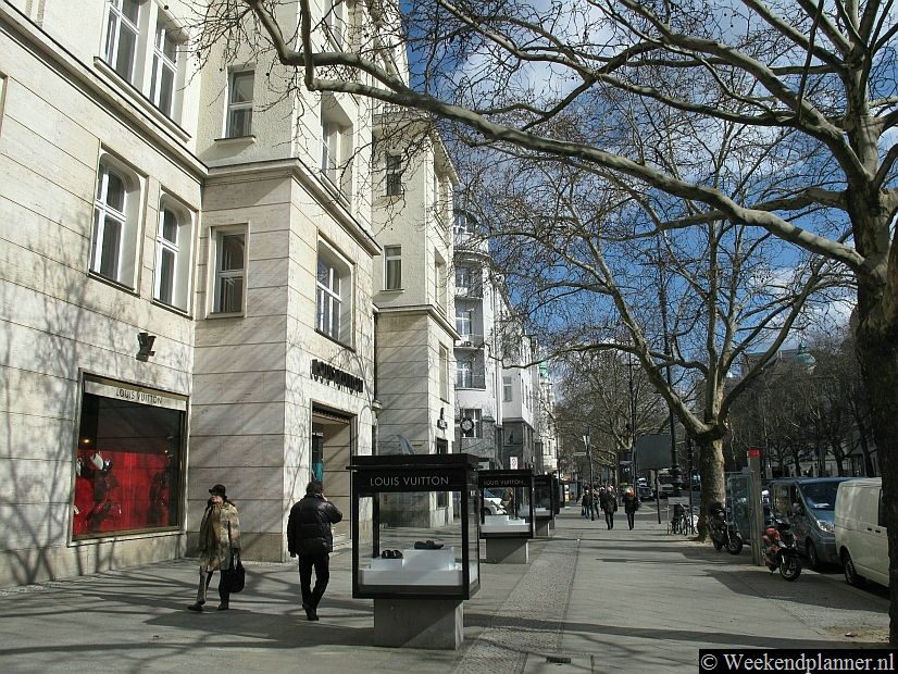 Op de lange Kurfürstendamm of Ku'damm vind je veel winkels, luxe hotels en dure restaurants. Naarmate je verder van het centrrum weggaat worden de winkels en restaurants aan de Kurfürstendamm goedkoper. Tips: De winkelstraten en attracties in West Berlijn.