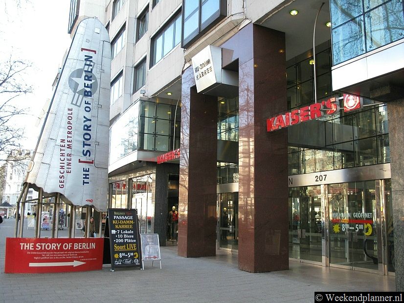 Het voormalige West-Berlijn was vroeger de trekpleister van toeristen. Nu het historische centrum van Berlijn herbouwd wordt  gaan de meeste toeristen naar Berlin-Mitte, het vroegere Oost-Berlijn.  Voor luxe winkelen kun je echter nog steeds naar de Ku'damm. 