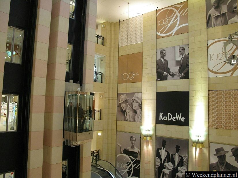 Het luxueuze warenhuis Kaufhaus des Westens, kortweg KaDeWe, ligt vlakbij de Kurfürstendamm. Op Harrods in Londen na is KaDeWe het grootste warenhuis van Europa. Tips: Bezoek het warenhuis KaDeWe.