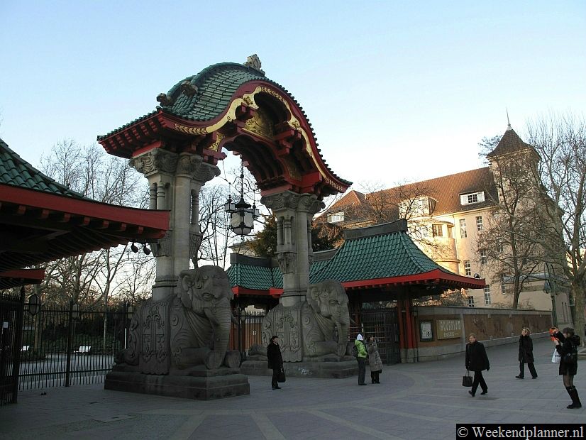 Zoologischer Garten Berlin is een dierentuin in het centrum van Berlijn. In deze dierentuin vind je meer soorten dieren dan in welke dierentuin dan ook. Tips: De meest populaire attracties van Berlijn.