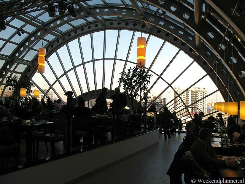 Op het dak van KaDeWe is een zelfbedieningsrestaurant met een groot glazen dak. Je hebt hier een mooi uitzicht over Berlijn. Tips: Bezoek het warenhuis KaDeWe.