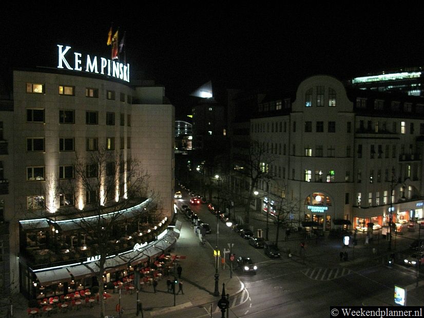 Aan de Kurfürstendamm en in haar zijstraten zijn veel hotels, winkels en restaurants. De Ku'damm ligt in de wijk Charlottenburg. Tips: Foto's van de  mooiste winkelstraten in West Berlijn.