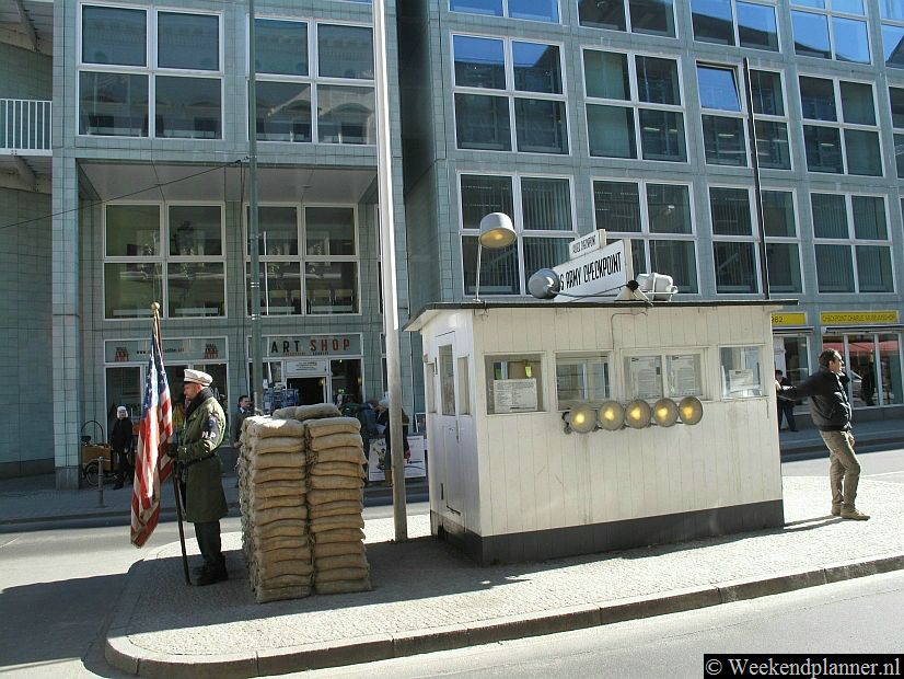 In de Friedrichstrasse was vroeger de grensovergang tussen de DDR en West-Berlijn. Vlakbij is het Mauermuseum met informatie over de vele vluchtpogingen. Tips: De winkelstraat Friedrichstrasse in Berlijn-Mitte..