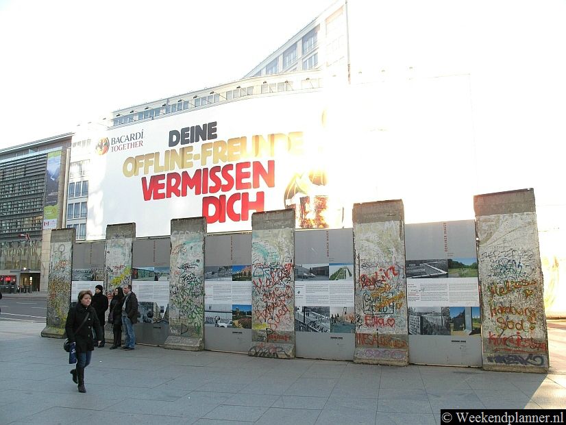 Op de Potsdamer Platz stond vroeger de muur. Er zijn nog enkele stukken als monument te zien op het plein.  Tips: De attracties van de Potsdamer Platz.