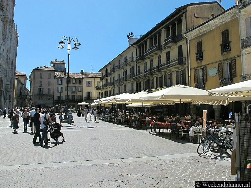 Op de Piazza Duomo bij de kathedraal van Como vind je restaurants en terrasjes. Het Comomeer, de winkelstraten en het station liggen maar een paar minuten lopen van dit plein. Tips: De attracties van Como.
