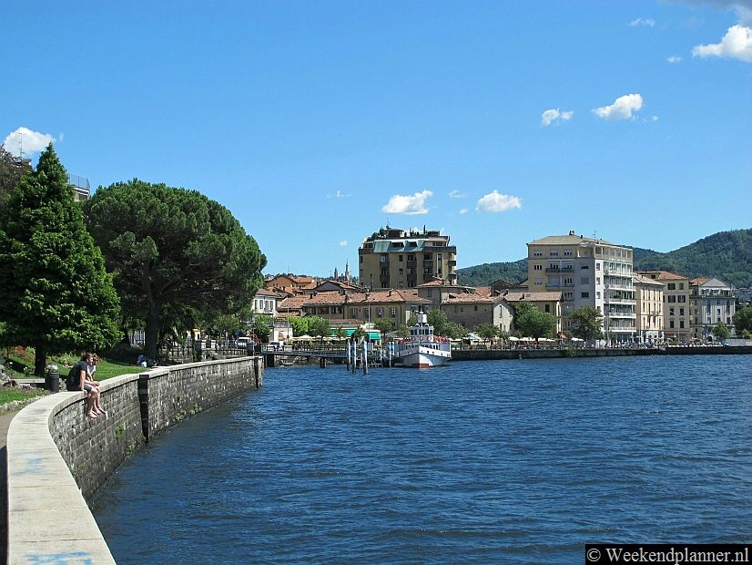 Je kunt ook over de promenade langs het meer lopen. Je kunt in het gras zonnebaden of gewoon een boek lezen.
