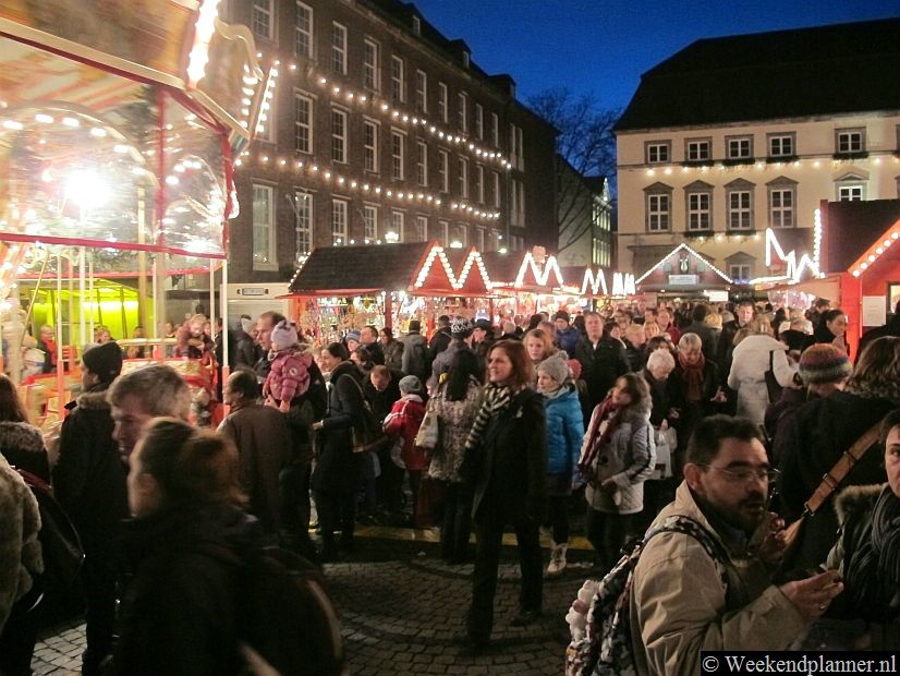 In  Dusseldorf zijn in december meerdere kerstmarkten maar die op de Marktplatz in de Altstadt is o.i. de mooiste. Je kunt er lekker eten bij de kraampjes.  Foto's van een bezoek aan de kerstmarkt van Düsseldorf.