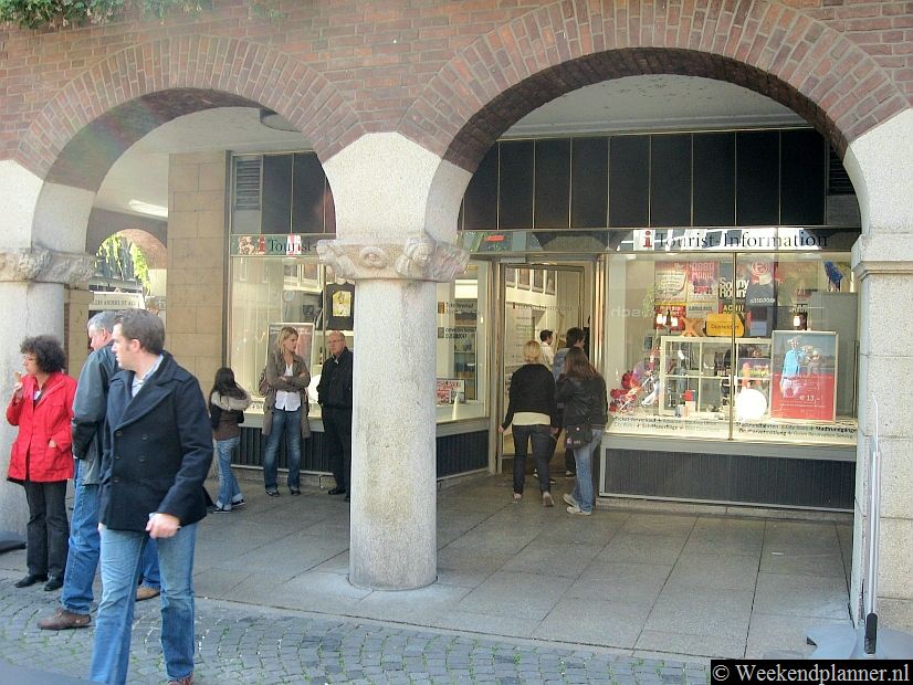 Op de hoek van de Rheinstrasse en de Marktstrasse is het toeristenbureau. Hier kun je een plattegrond van het centrum krijgen.