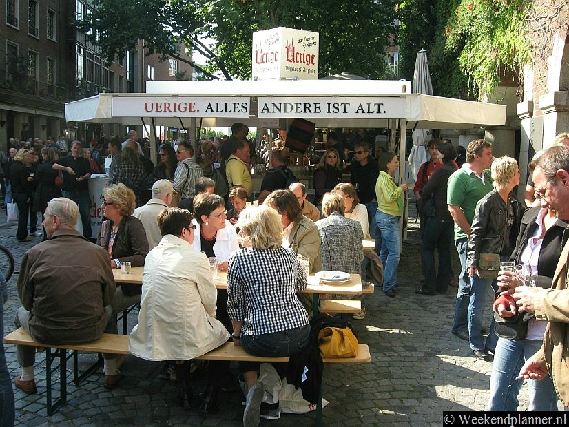 Bij de Marktplatz ligt de Rheinstrasse. De Rheinstrasse is een korte straat die naar de promenade langs de Rijn leidt. De straat heeft veel terrasjes en cafés en in de zomer is het hier aan het eind van de middag en 's avonds altijd gezellig druk.   Tips: De restaurants en gezellige terrasjes aan de Rijn.