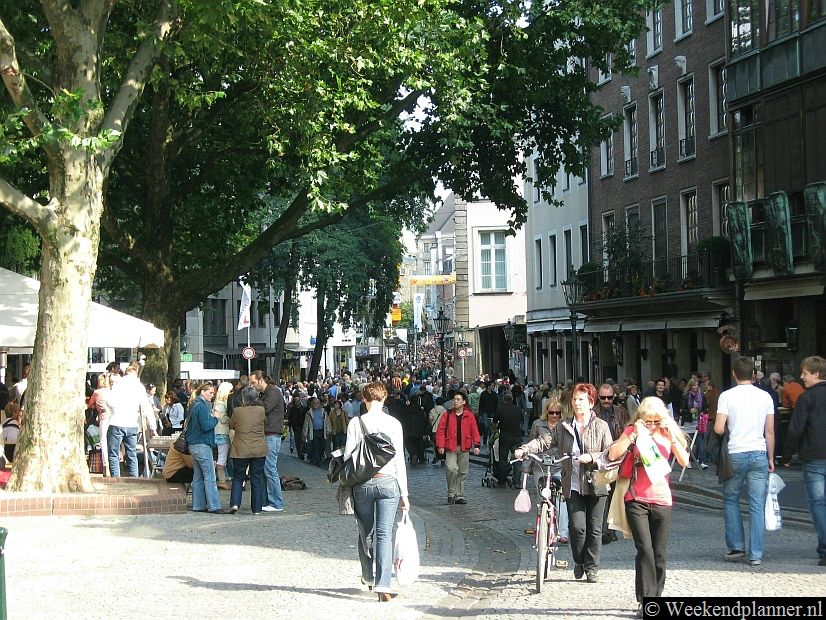De Rheinstrasse en de drukke winkelstraat Flinger Strasse.  Foto's van de winkelstraten en markten van Düsseldorf.