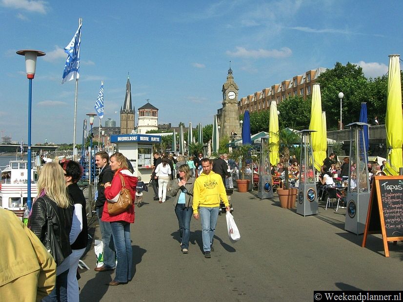 Als het ook maar een beetje zonnig is moet je naar de promenade gaan als je lekker op een terras in de zon wilt zitten.  Tips: De mooiste plekjes in Düsseldorf.