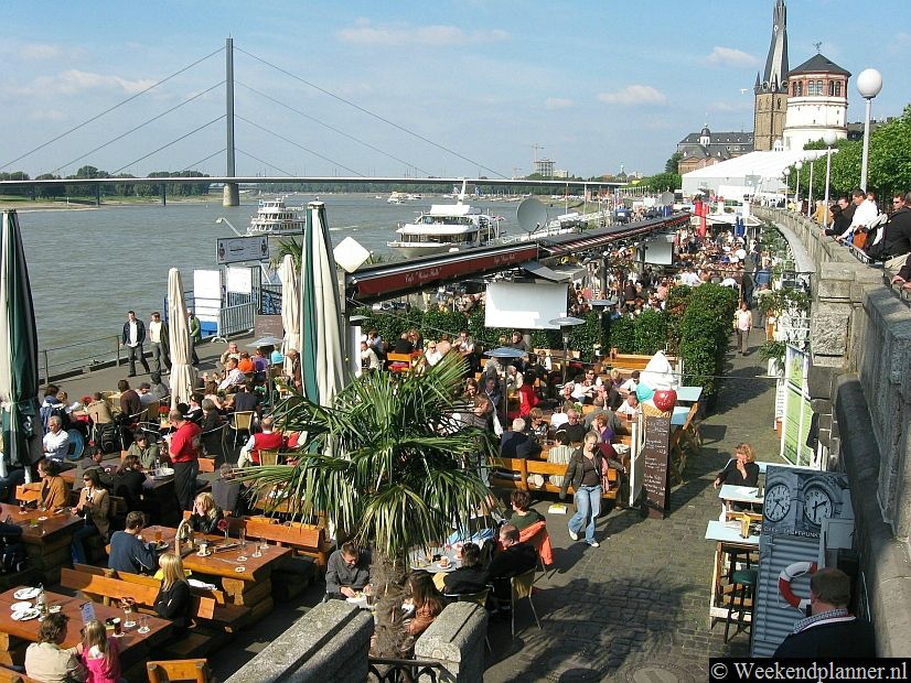 De Altstadt van Düsseldorf ligt aan de Rijn. Er is een promenade langs de Rijn met restaurants en cafés. Onder de promenade is een parkeergarage. Parkeer hier als je voor de Altstadt van Düsseldorf komt. Tips: De restaurants en gezellige terrasjes aan de Rijn.