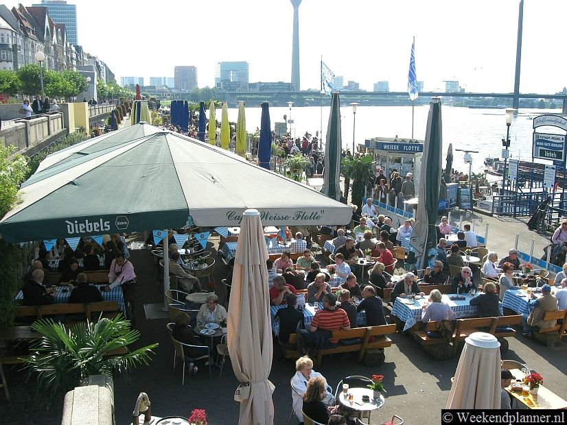 Bij de Altstadt is de promenade langs de Rijn een plaats die je zeker niet moet overslaan. Je hebt er een prachtig uitzicht over de rivier en de stad. Tips: De restaurants en gezellige terrasjes aan de Rijn.
