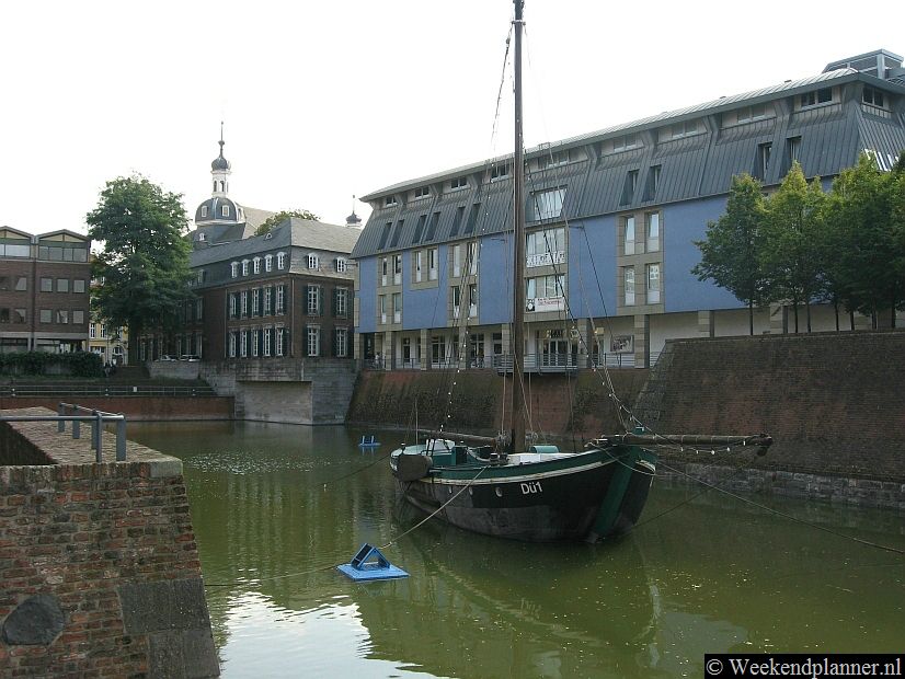 Dit is de Alter Hafen met op de achtergrond het filmmuseum. Bij het haventje in de Altstadt is de uitgang van parkeergarage Altstadt Rheinufer.