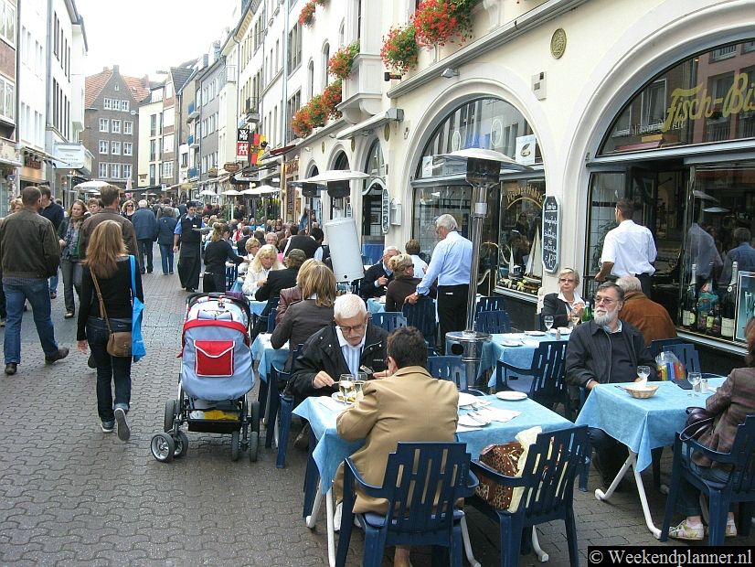 Ook in de Bergerstrasse zijn veel terrasjes en eethuizen. Deze straat brengt je van de Rheinstrasse naar de dagelijkse markt op Carlplatz. Tips: De mooiste plekjes in Düsseldorf.