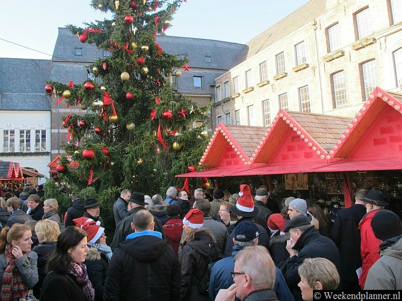 Je kunt op de Marktplatz beginnen met je tocht over de kerstmarkten van Düsseldorf. Hier staan veel eetstalletjes waar je traditionele Duitse kerstsnacks en drank kunt kopen. Tip: Een weekendje naar Düsseldorf.