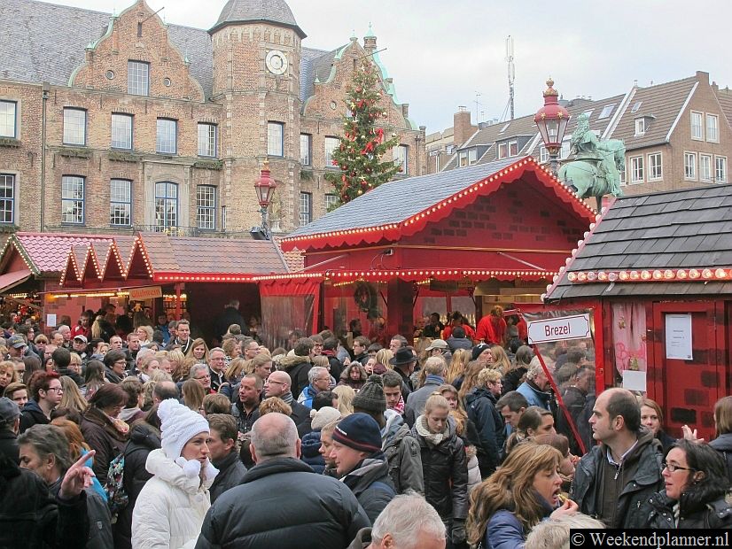 Eigenlijk hoef je niet verder te gaan maar er is veel meer kerstgedoe in Düsseldorf. Er is een aaneengesloten kerstmarkt van de Marktplatz, via de Flingerstrasse en de Schadowstrasse naar de Heinrich-Heine-Platz en de Schadowplatz. 