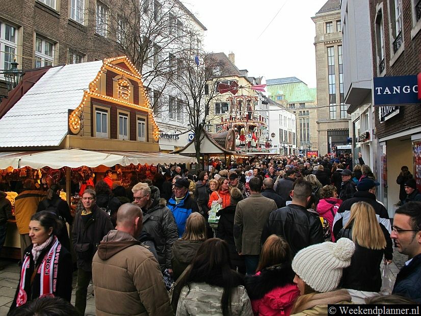 Vanuit de Markplatz loop je de Flingerstrasse. In deze winkelstraat loopt een lange kerstmarkt richting de boulevard Kö.  Foto's van een weekend winkelen in Düsseldorf.