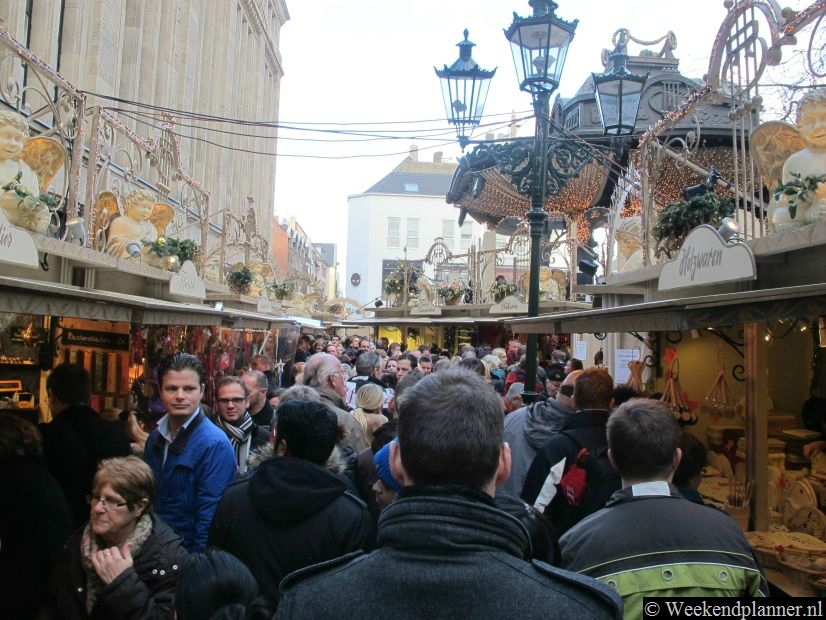 Vanuit de kerstmarkt op de Flingerstrasse loop je naar de kerstmarkt op de Heinrich-Heine-Platz.   Foto's van een bezoek aan Düsseldorf.