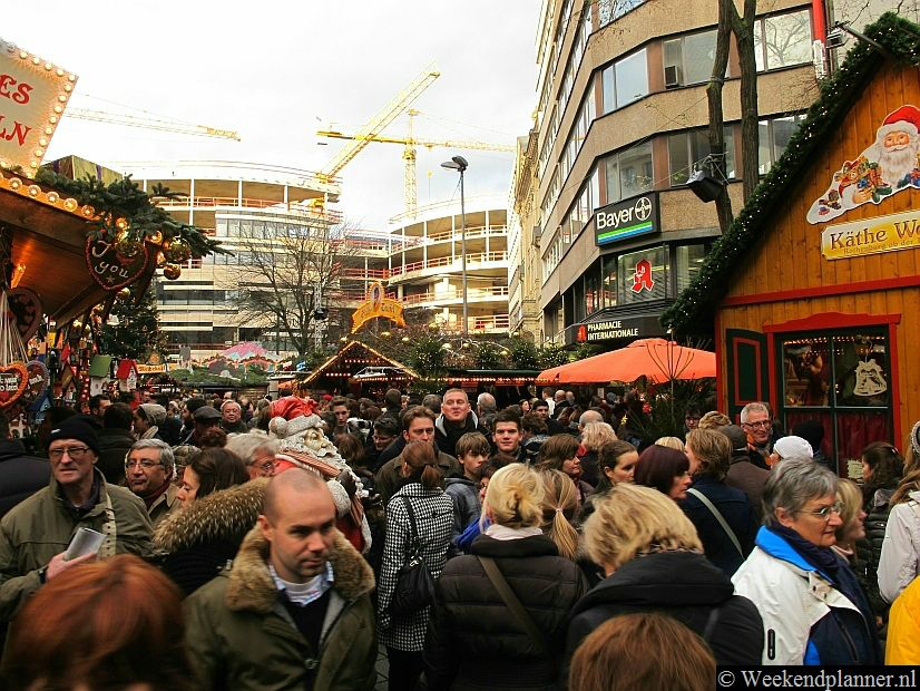 De kerstmarkt bij de Schadowplatz en de Schadowstrasse.