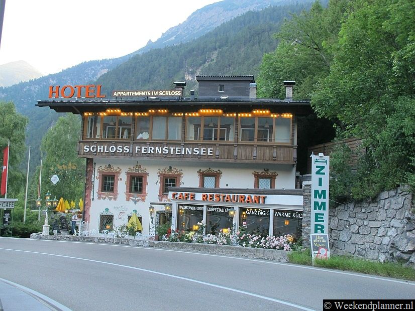 Het hotel ligt aan de doorgaande weg door de Fernpass. Als je langer dan twee nachten in het hotel overnacht mag je duiken in het heldere water van het bergmeer Fernsteinsee aan de andere kant van de weg. Tips: Als u met de auto naar de Brennerpass rijdt komt u langs dit hotel.
