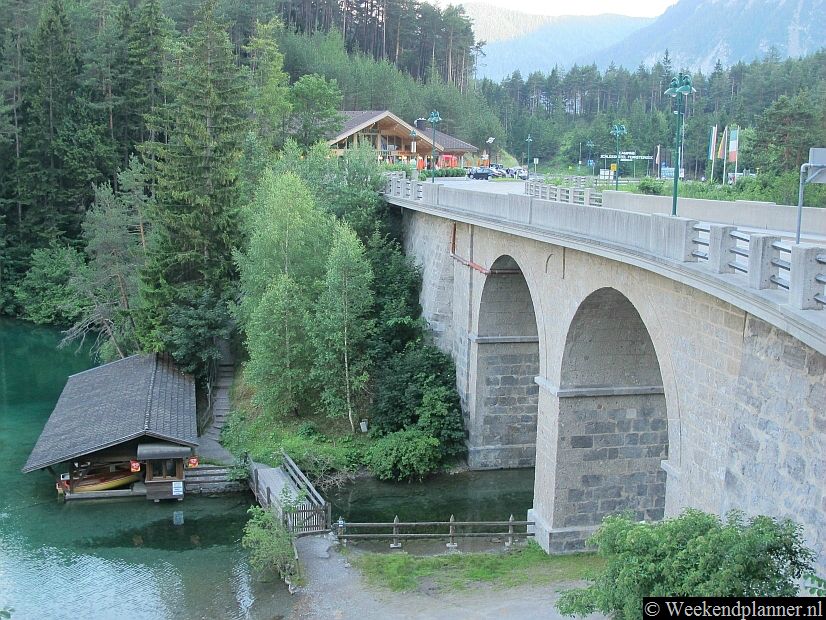 Het water van het meertje Fernsteinsee bij Nassereith is helder maar ook heel diep en zelfs in juli ijskoud (ongeveer 10 C.). Tips: De attracties van  de Fernpass in Tirol.